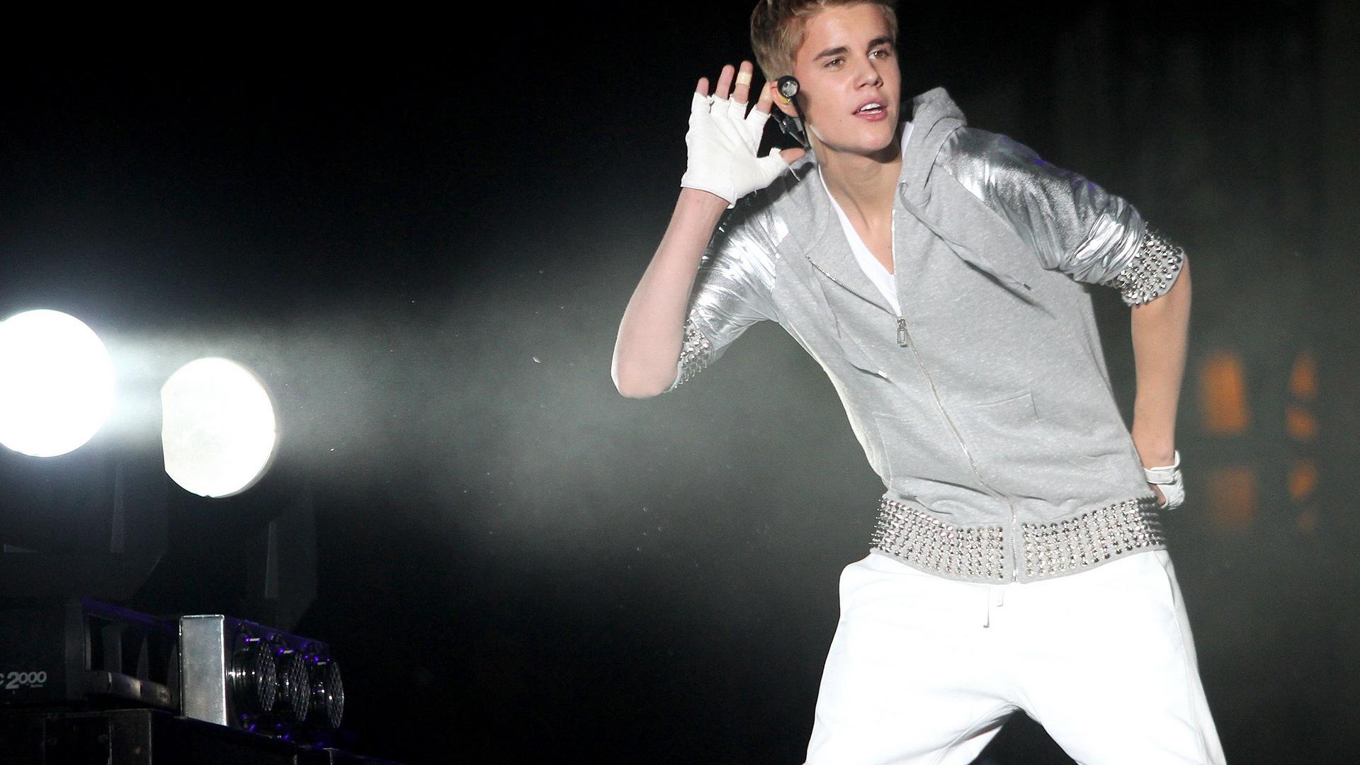 Justin Bieber wallpapers white pants