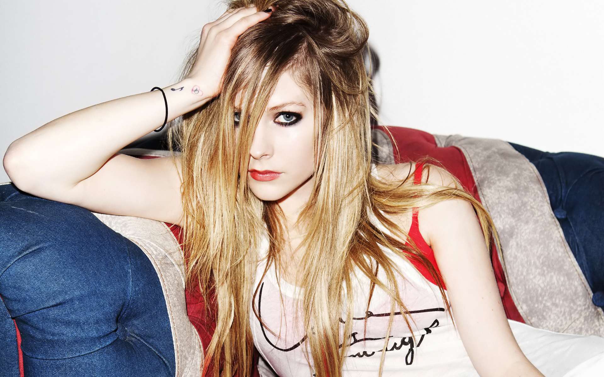 Avril Lavigne Wallpapers white t shirt