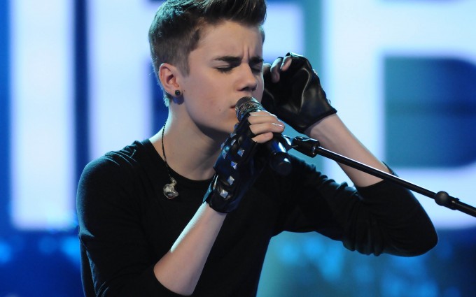 Justin-Bieber-wallpapers-singing