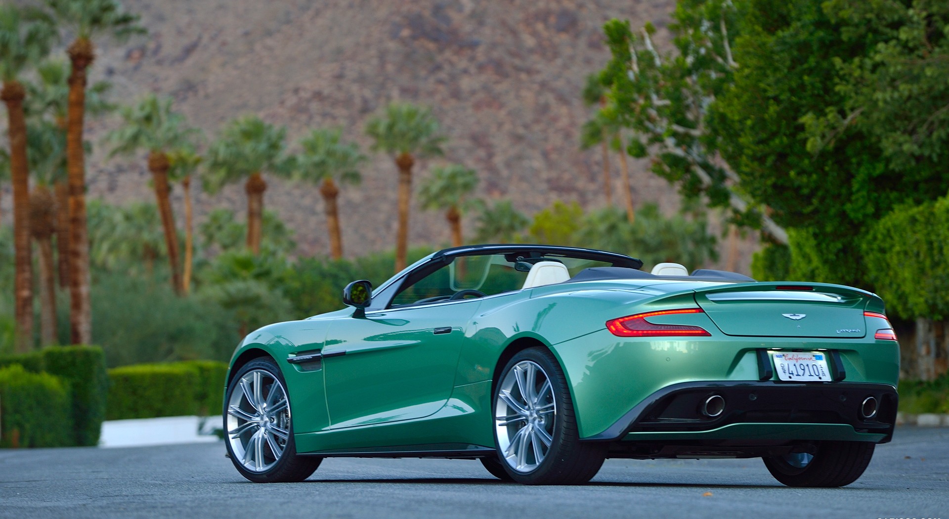 Aston Martin Vanquish Wallpapers green