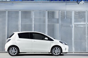 toyota yaris hybrid pictures