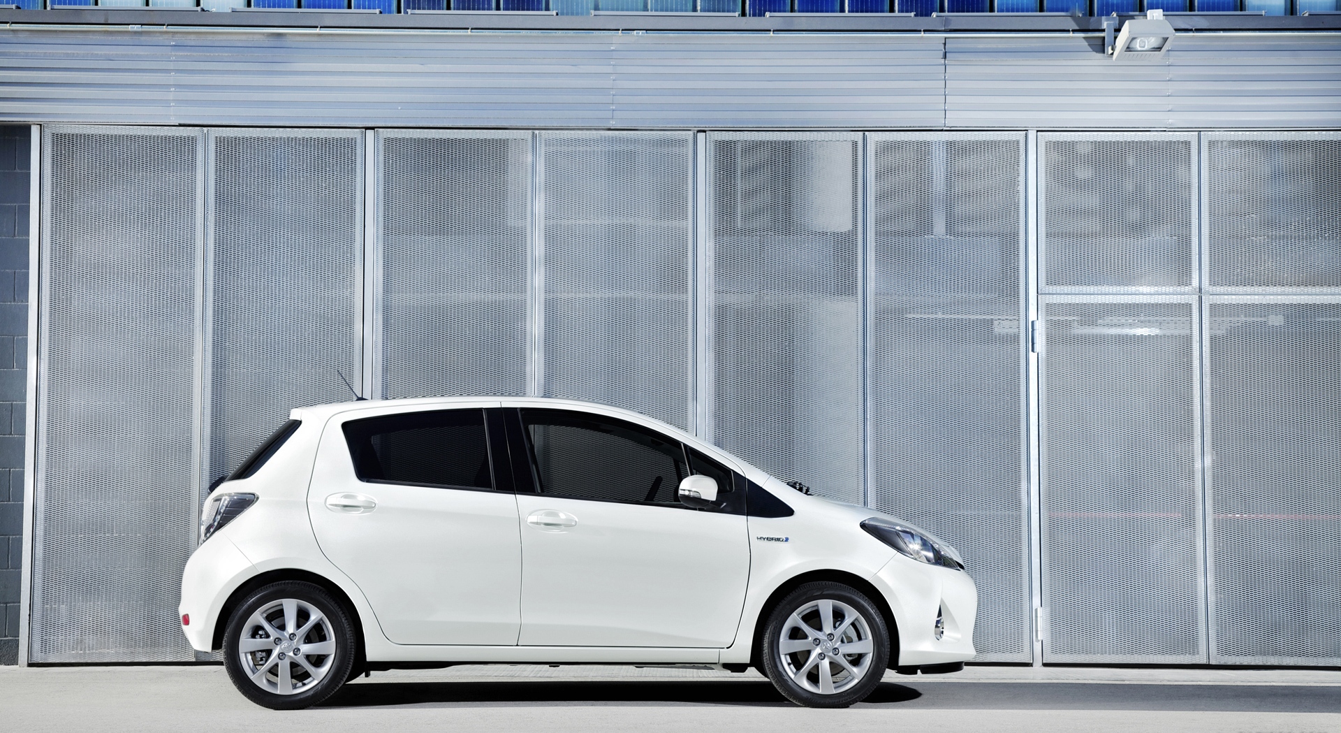 toyota yaris hybrid pictures