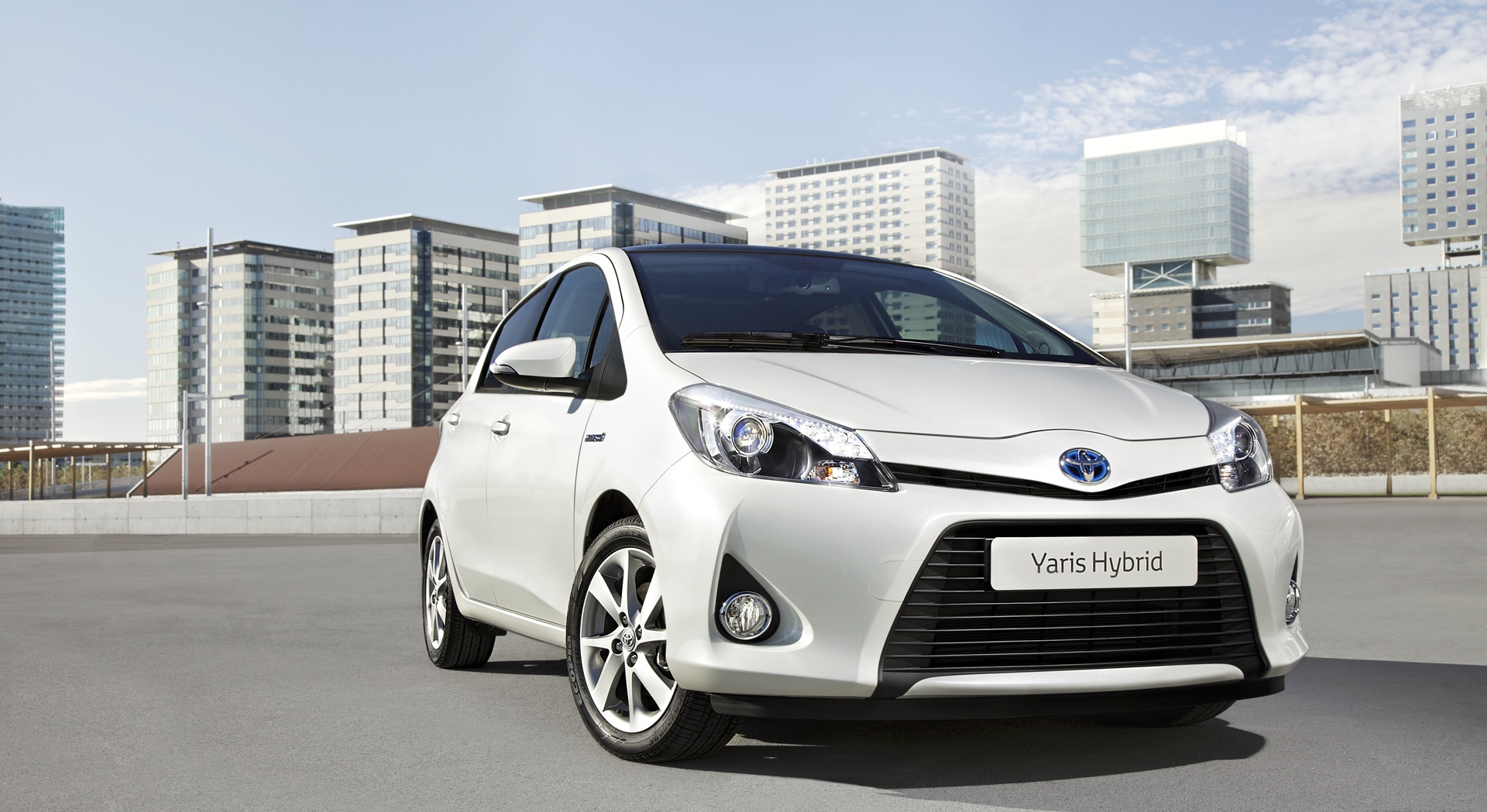 toyota yaris hybrid white pictures