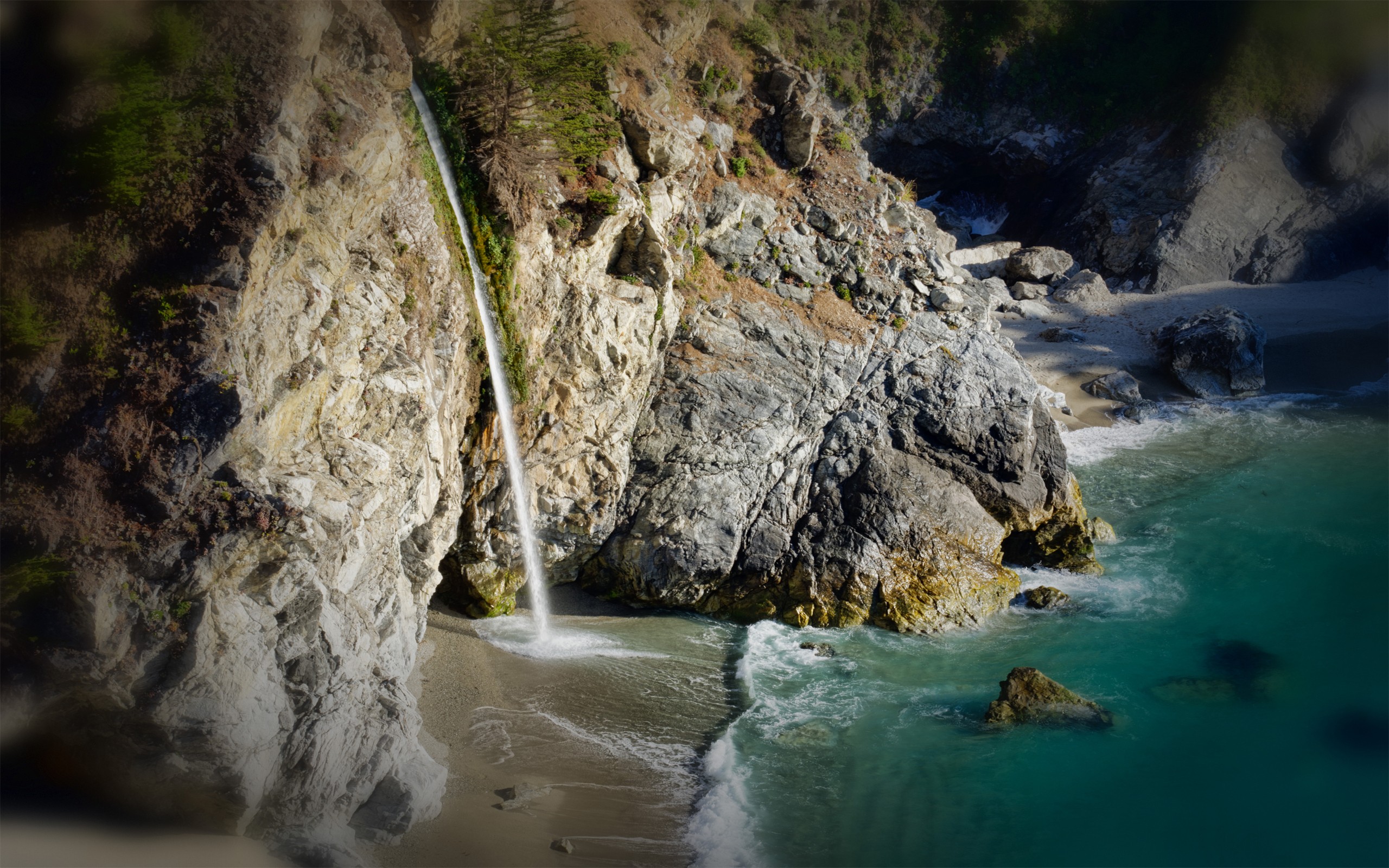Падающие водопады. Водопад среди скал. Водопад на берегу моря. Пляж с водопадом. Море скалы водопад.